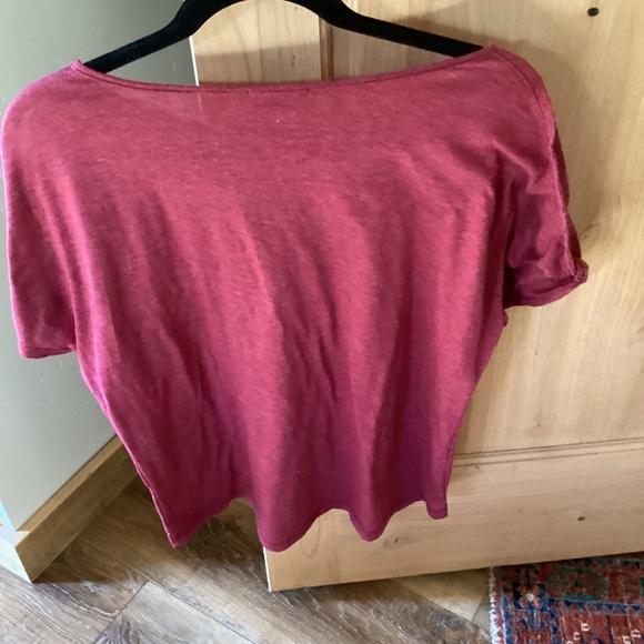 Colette tshirt with subtle shoulder cut out - Picture 2 of 2